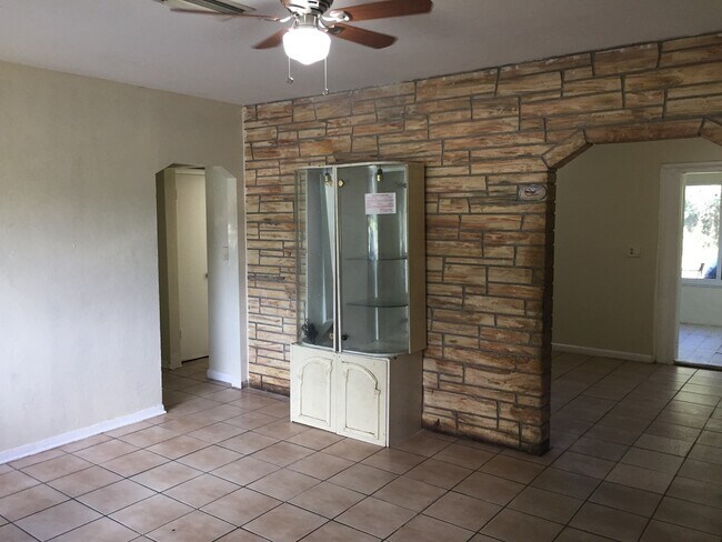 Foto del edificio - Large 4-2 house with central air and impac...