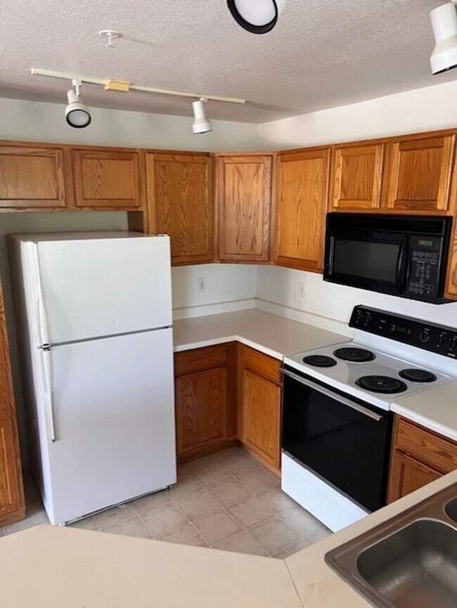 Foto del edificio - 2-Bedroom Condo in SE Denver; Gated Commun...