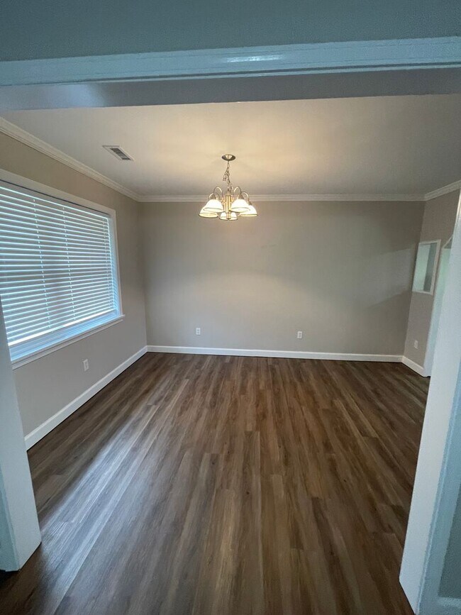 Building Photo - Waterfront Home!