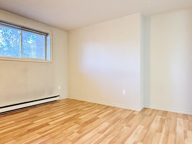 Building Photo - 575 Assumption St