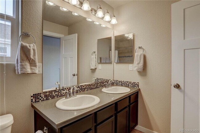 Building Photo - Beautiful 3 Bedroom 3 Bath Home Available ...