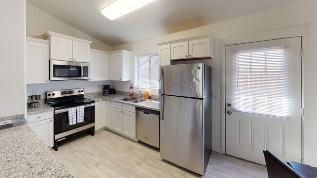 Building Photo - 561 N 10th Pl