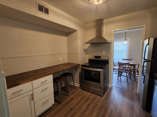 Building Photo - Newly Renovated!  Near Strathmoor/Bowman F...