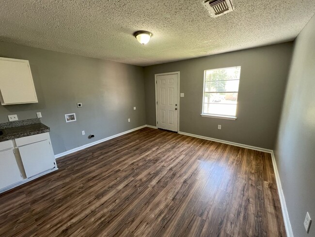 Building Photo - Baker Trails Apartments