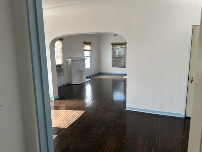 Building Photo - 6138 1/2 Saturn St