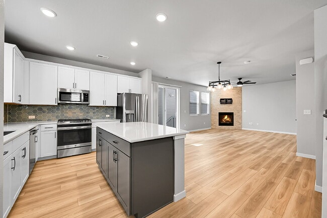 Building Photo - $2,495.00, 3 bed,2.5 bath located in Color...