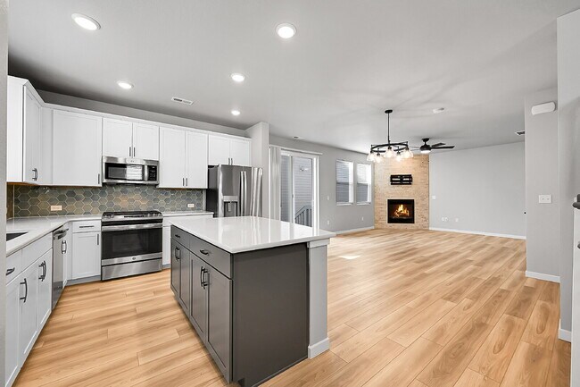 Foto del edificio - $2,495.00, 3 bed,2.5 bath located in Color...