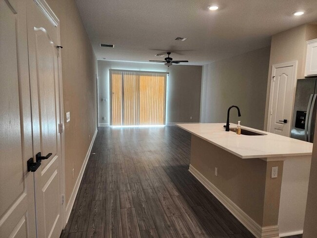 Building Photo - 1817 Party Pl