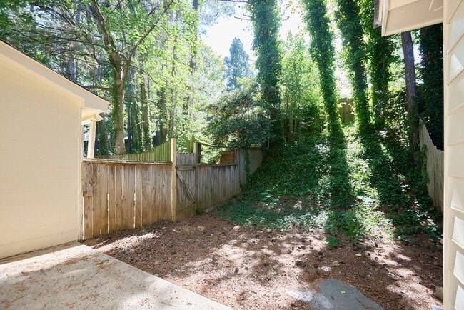 Foto del edificio - 2BR/2.5BA Townhome Gem with Fenced Yard, Fireplace & Bay Windows