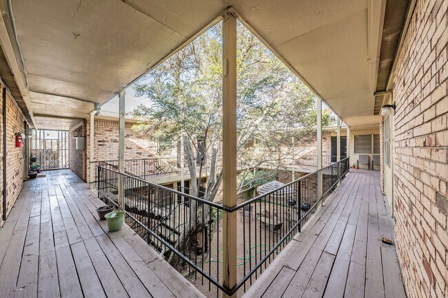 Foto del edificio - Updated Two Bedroom and One and Half Bathr...