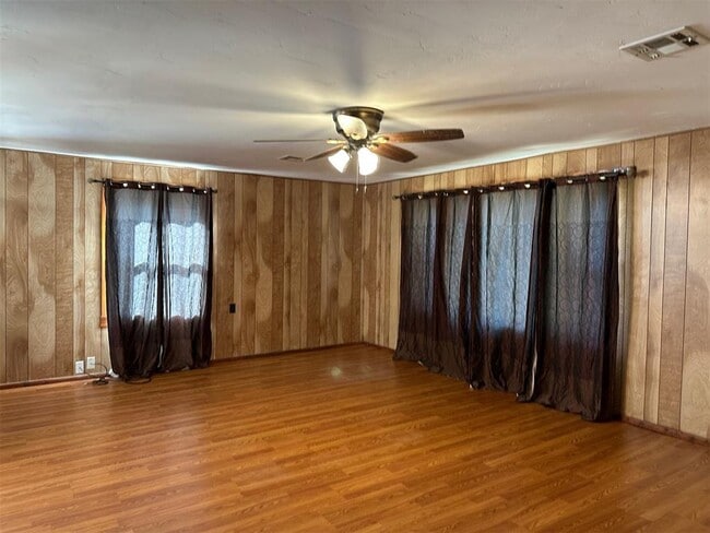 Foto del edificio - 1424 S Academy Rd