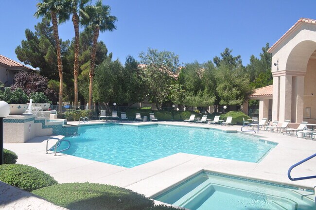 Foto del edificio - Upgraded 1 Bed 1 Bath Second-Story Condo at Opulence!