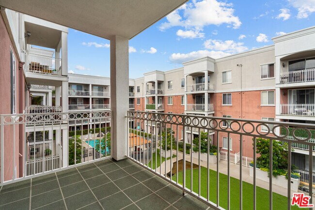 Foto del edificio - 3740 Santa Rosalia Dr