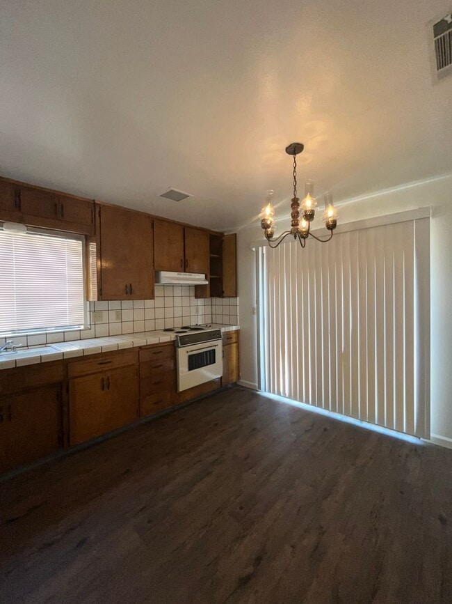Building Photo - 4056