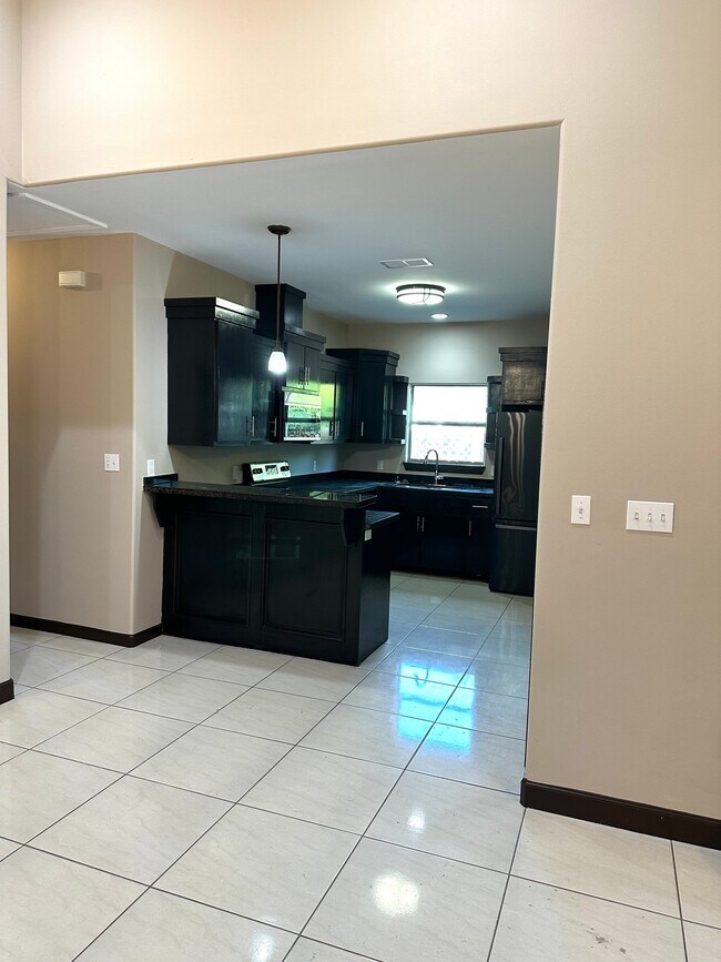 Building Photo - 537 Wild Rose Ln