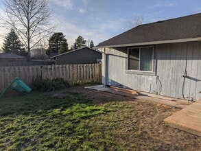 Building Photo - 2440 SE 8th Ct