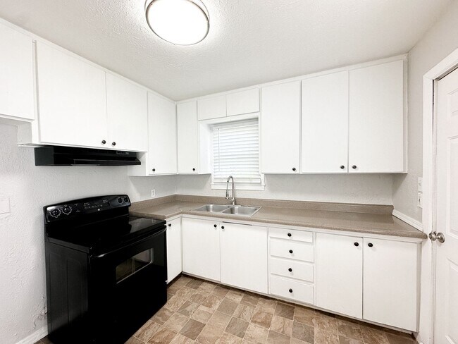 Building Photo - Updated 2 Bed/1 Bath Home in Bethany