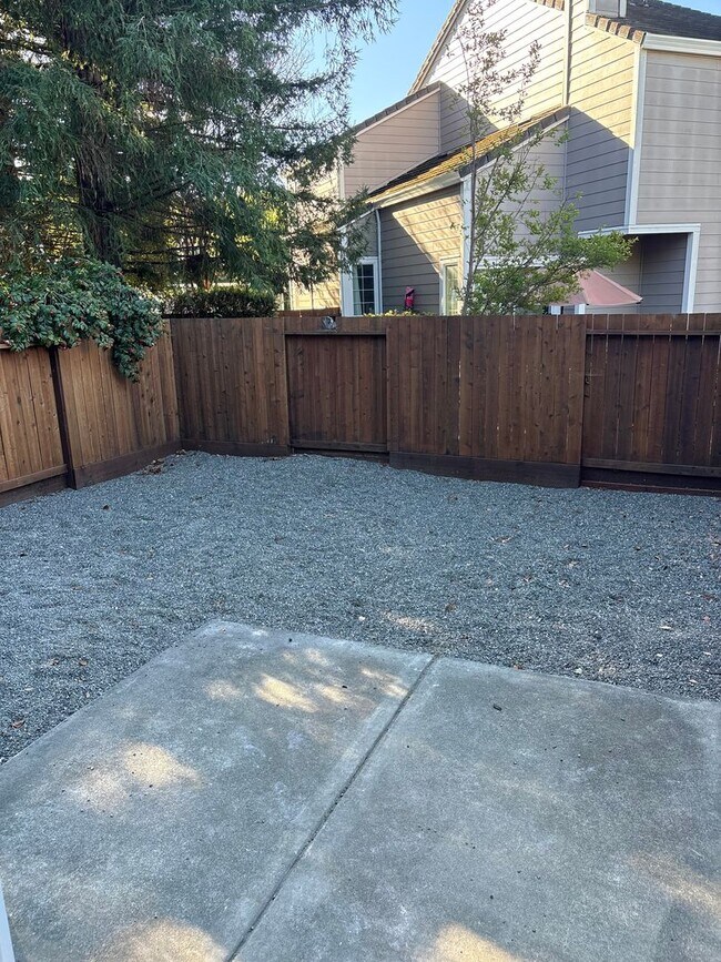 Foto del edificio - 1810 Carneros Cir