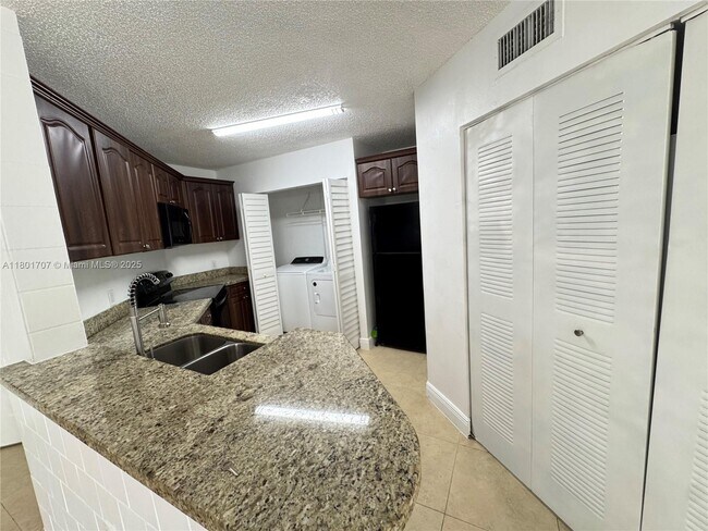 Foto del edificio - 6272 NW 186th St
