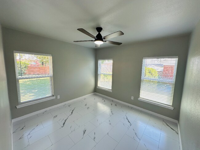 Building Photo - 2504 Avon Dr