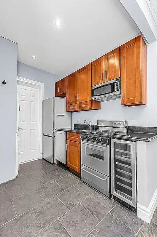 Building Photo - 722 Tenth Avenue