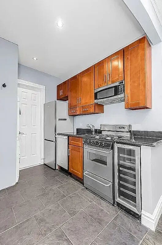 Building Photo - 722 Tenth Avenue