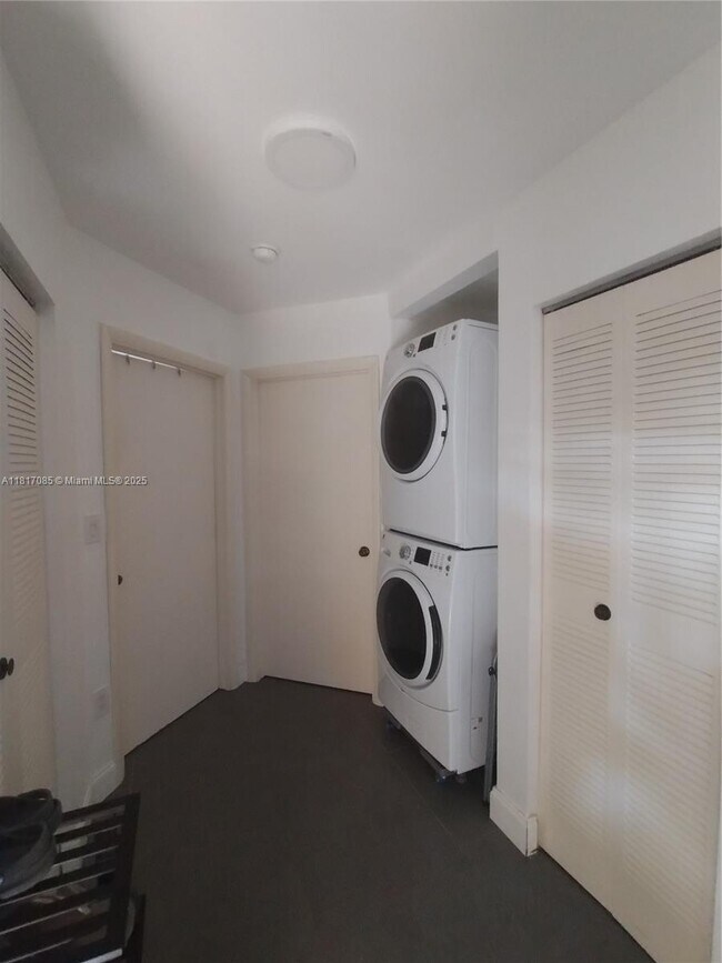Building Photo - 15509 N Miami Lakeway