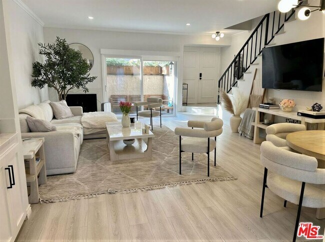 Foto del edificio - 5139 Balboa Blvd