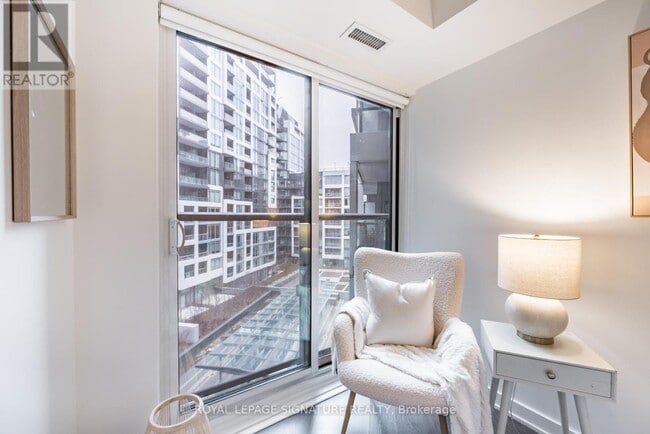 Photo du bâtiment - 576-6576 Front St W