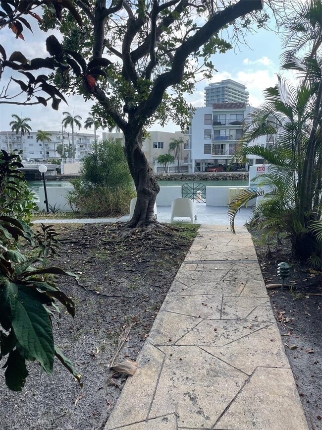 Foto del edificio - 6941 Bay Dr