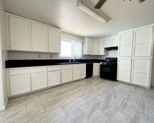 Foto del edificio - 3 Bedroom 2 Bath home in Hesperia Availabl...