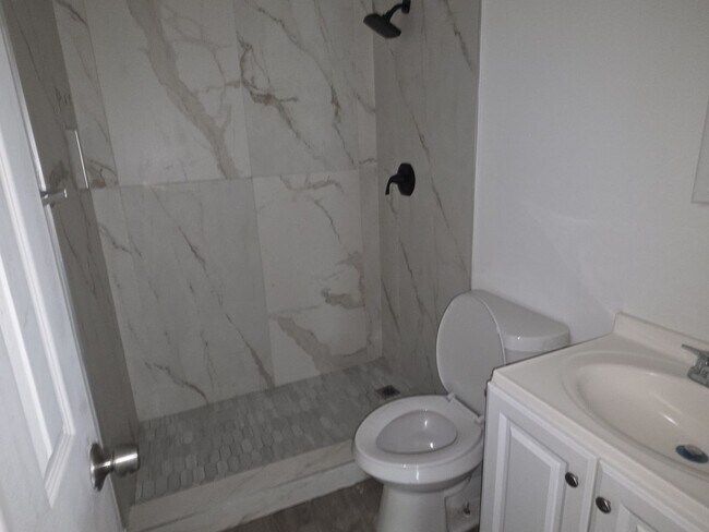 Foto del edificio - 1 Bedroom Available Now!