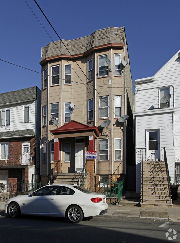 Building Photo - 202 Hutton St
