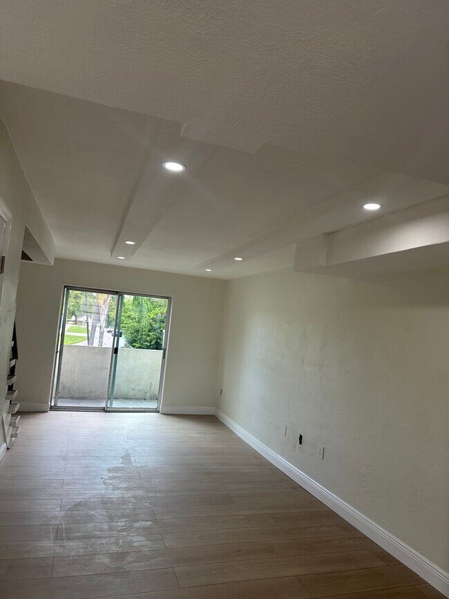 Foto del edificio - 465 Swallow Dr