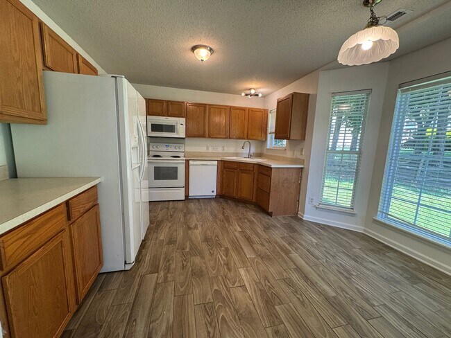 Building Photo - MOVE-IN READY!
