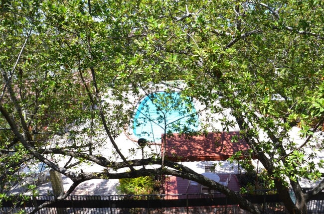 Foto del edificio - 255 S Cypress Rd