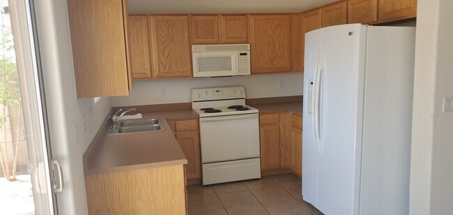 Kitchen - 6611 N 28th Dr