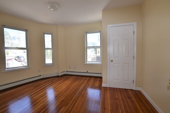 Building Photo - 375 Salem St