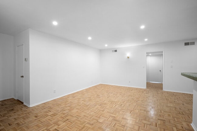 Building Photo - 5320 Zelzah Ave