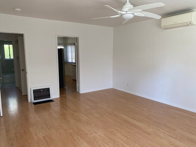 Building Photo - 1214 N Screenland Dr