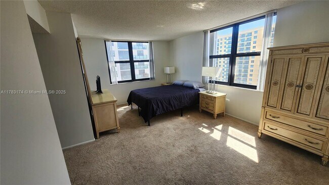 Foto del edificio - 2401 S Ocean Dr