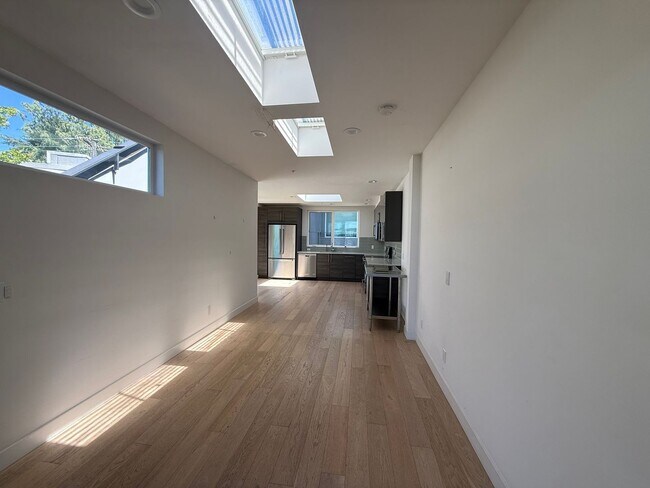 Foto del edificio - North Capitol Hill Townhome