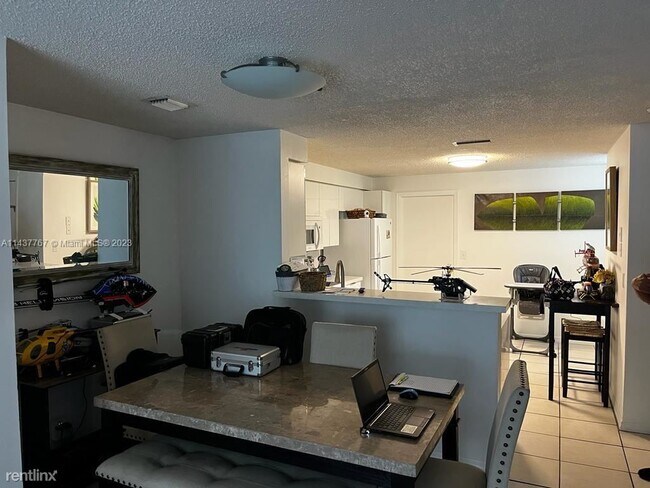 Building Photo - 2 br, 2.5 bath Townhome - 1050 Sorrento Dr...