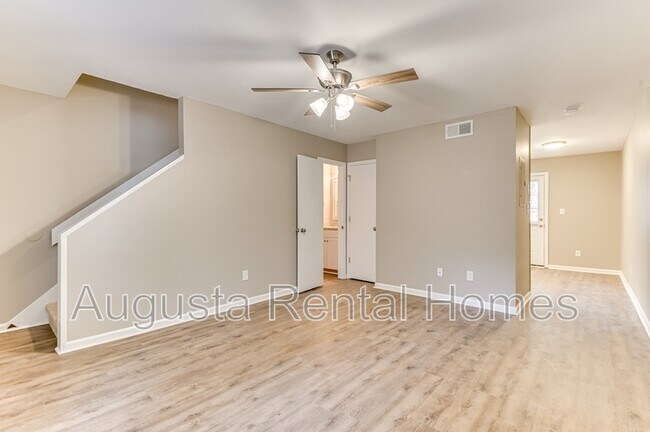 Foto del edificio - 144 Chalet N Blvd