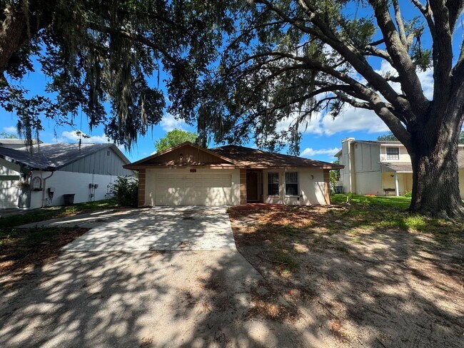 Building Photo - Spacious Lakeland 3-Bedroom Home with 2-Car Garage & Large Driveway