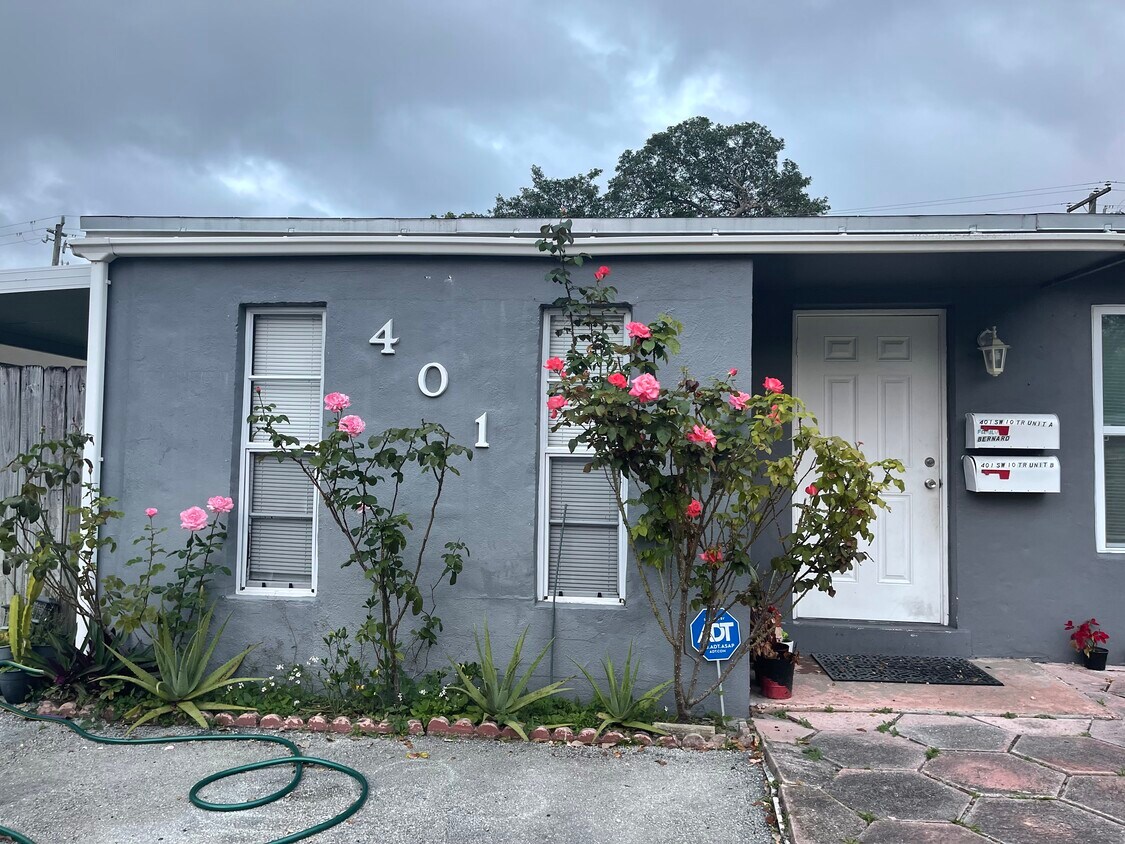 Primary Photo - 401 SW 10th Ter