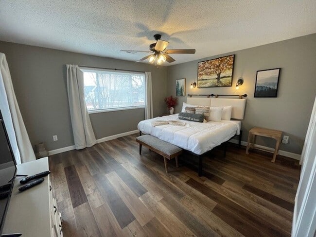 Building Photo - Furnished 2 bedroom 2 bath - Garden Level