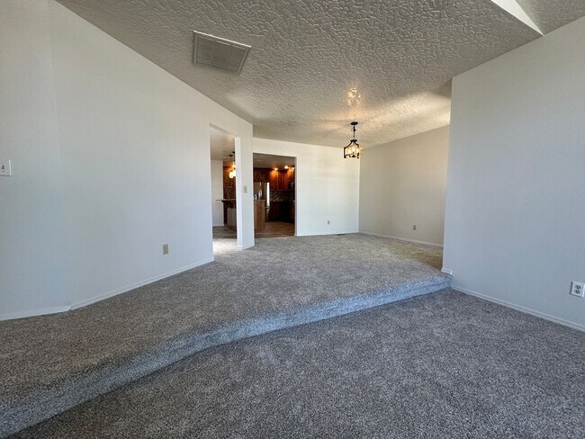 Foto del edificio - Beautiful 3bed, 2bath 2,550sq.ft. home in ...