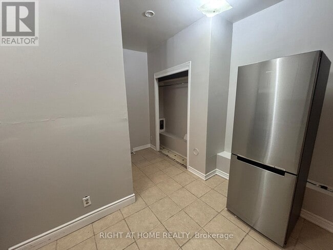Building Photo - 505 Oakwood Ave