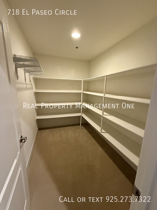 Building Photo - 718 El Paseo Cir